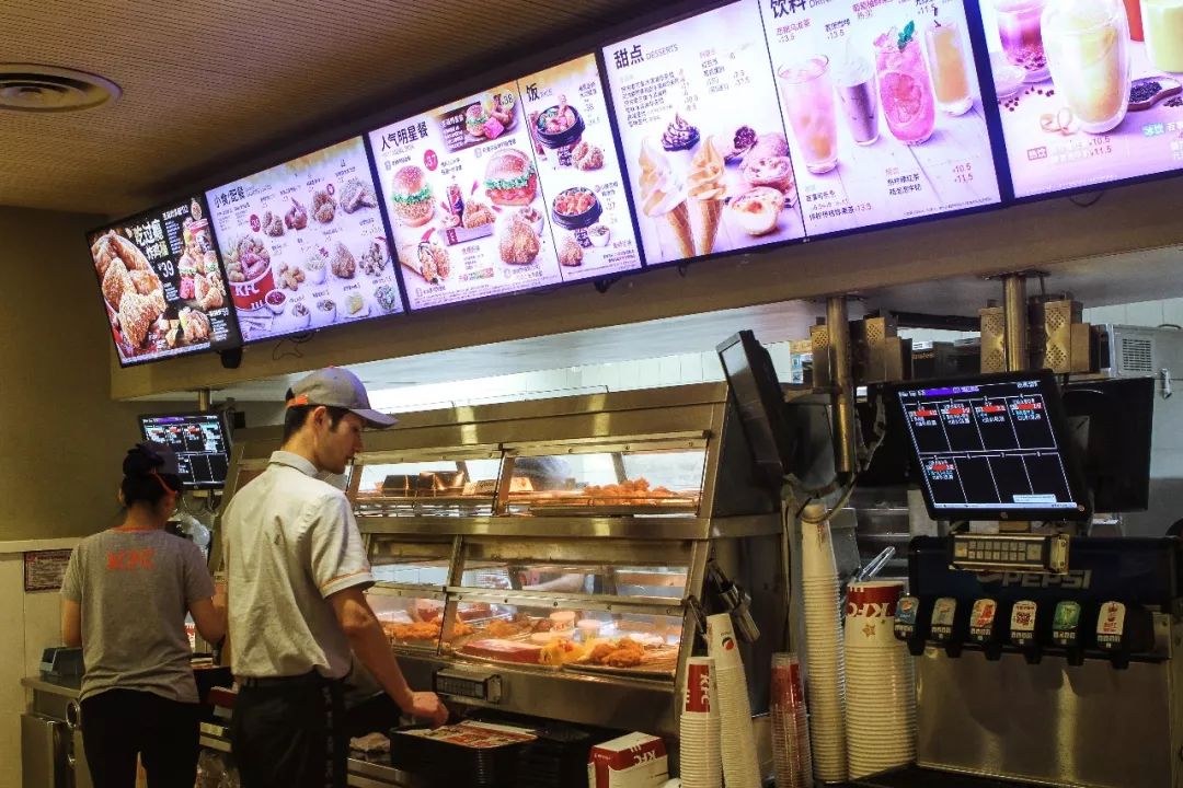 在西湖边种下一片“草原”！杭州这家肯德基“绿”了！种草指南在这里