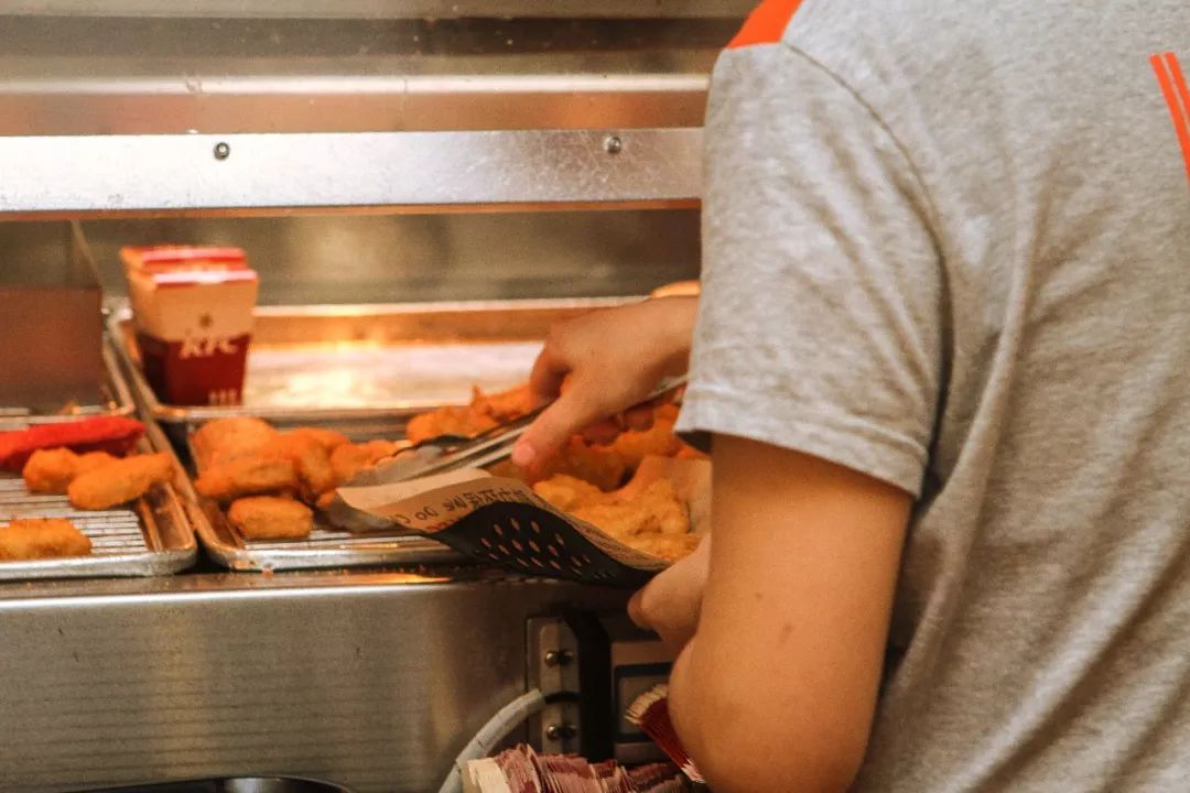 在西湖边种下一片“草原”！杭州这家肯德基“绿”了！种草指南在这里