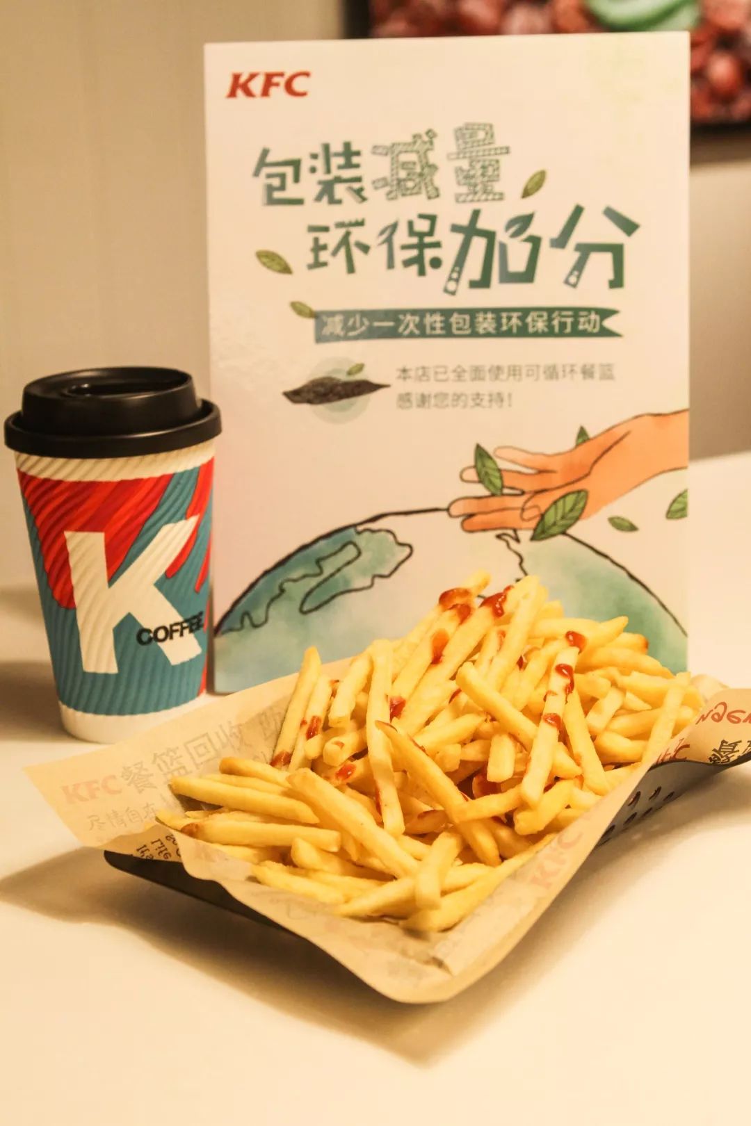 在西湖边种下一片“草原”！杭州这家肯德基“绿”了！种草指南在这里