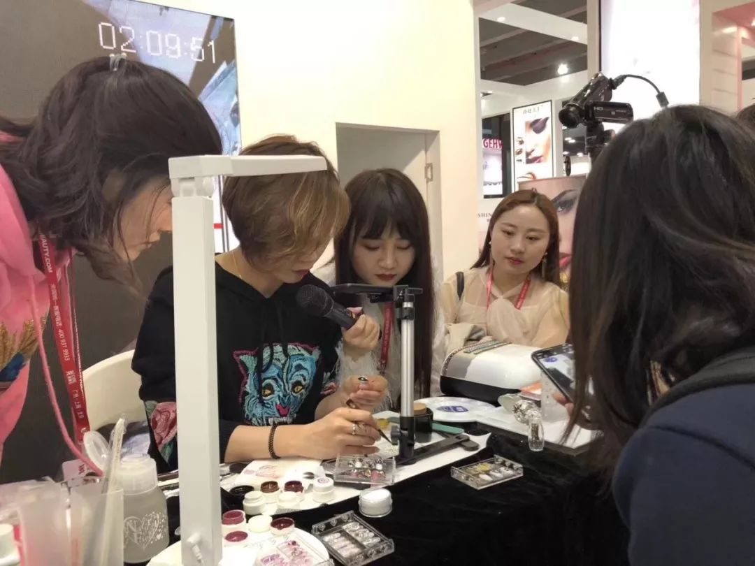 施华洛世奇美睫 (美睫沙龙美甲推荐)