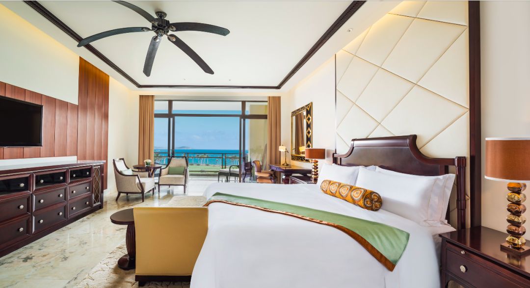 1200㎡透明泳池小红书点赞100w+,这家黄金海岸边的酒店才是海岛季首选