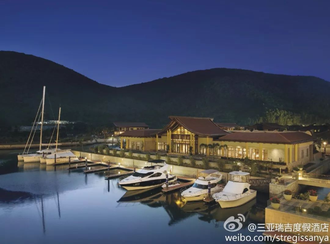 1200㎡透明泳池小红书点赞100w+,这家黄金海岸边的酒店才是海岛季首选