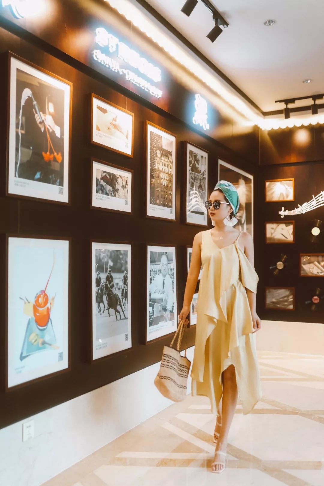 1200㎡透明泳池小红书点赞100w+,这家黄金海岸边的酒店才是海岛季首选