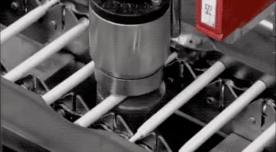 圆珠笔为什么能按动,圆珠笔为啥一按就弹出去了