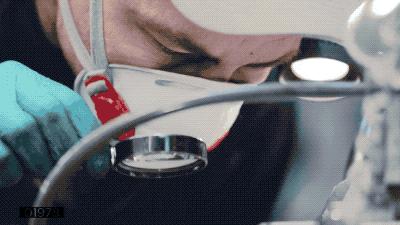 圆珠笔为什么能按动,圆珠笔为啥一按就弹出去了