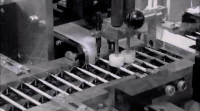 圆珠笔为什么能按动,圆珠笔为啥一按就弹出去了