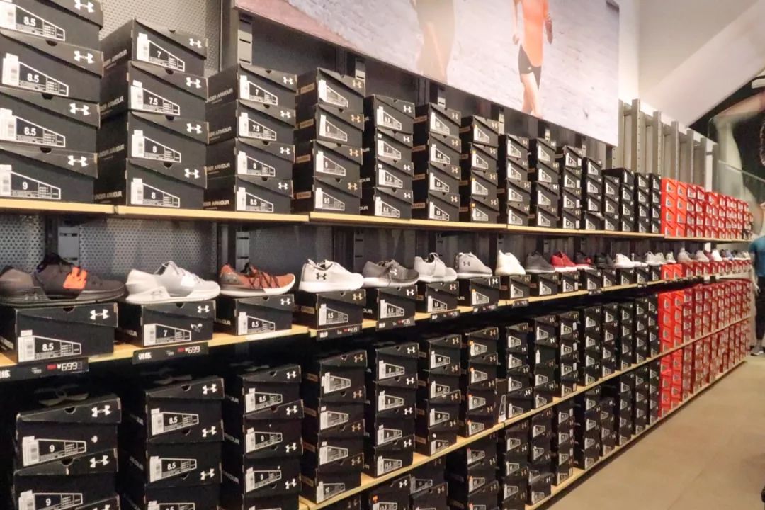 年轻姑娘霸占试衣间2小时，却只挑店里最丑的衣服试穿，还发朋友圈......