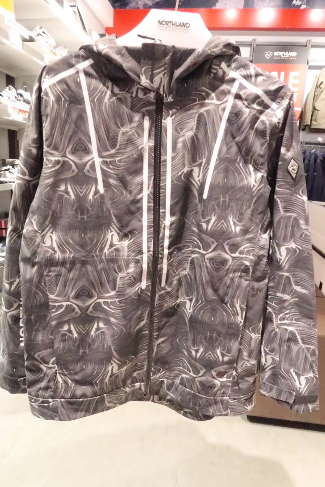 年轻姑娘霸占试衣间2小时，却只挑店里最丑的衣服试穿，还发朋友圈......