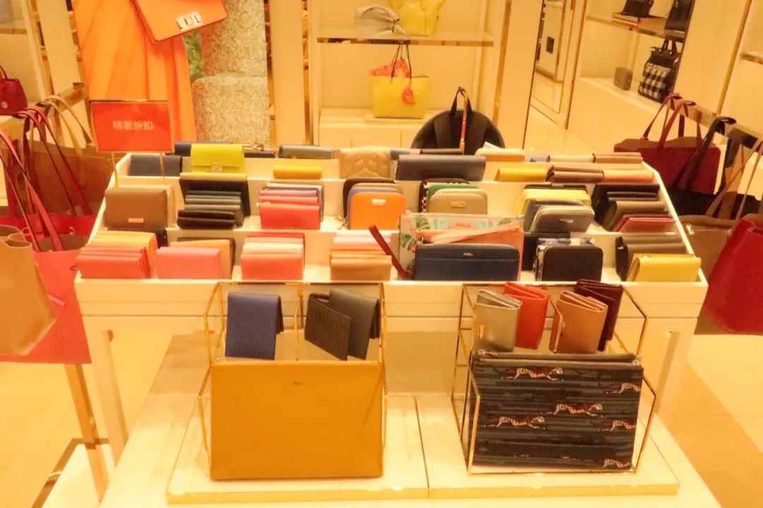 年轻姑娘霸占试衣间2小时，却只挑店里最丑的衣服试穿，还发朋友圈......