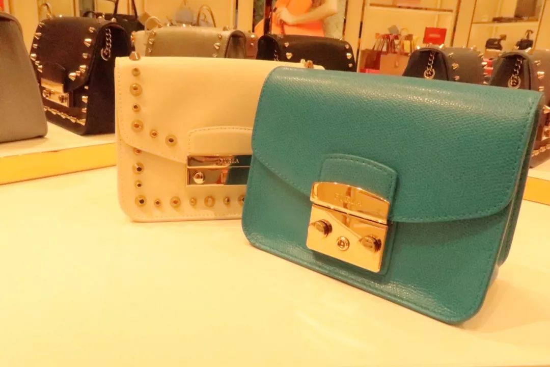 年轻姑娘霸占试衣间2小时，却只挑店里最丑的衣服试穿，还发朋友圈......