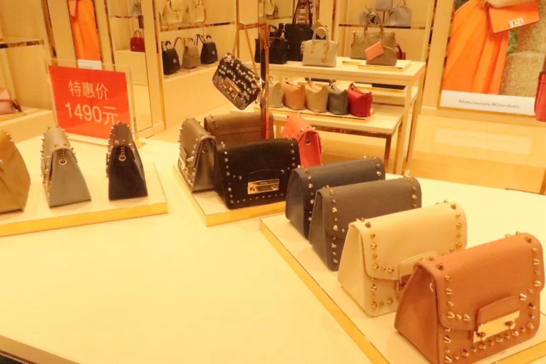 年轻姑娘霸占试衣间2小时，却只挑店里最丑的衣服试穿，还发朋友圈......