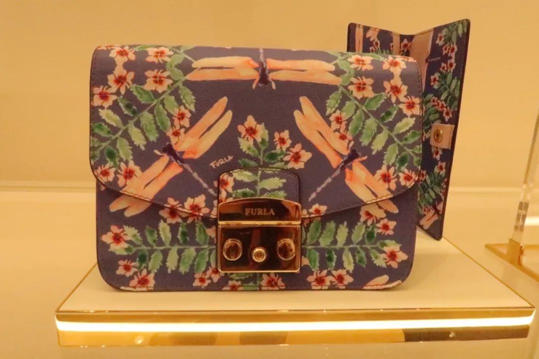 年轻姑娘霸占试衣间2小时，却只挑店里最丑的衣服试穿，还发朋友圈......