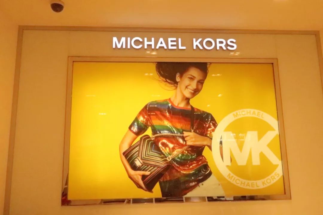 年轻姑娘霸占试衣间2小时，却只挑店里最丑的衣服试穿，还发朋友圈......