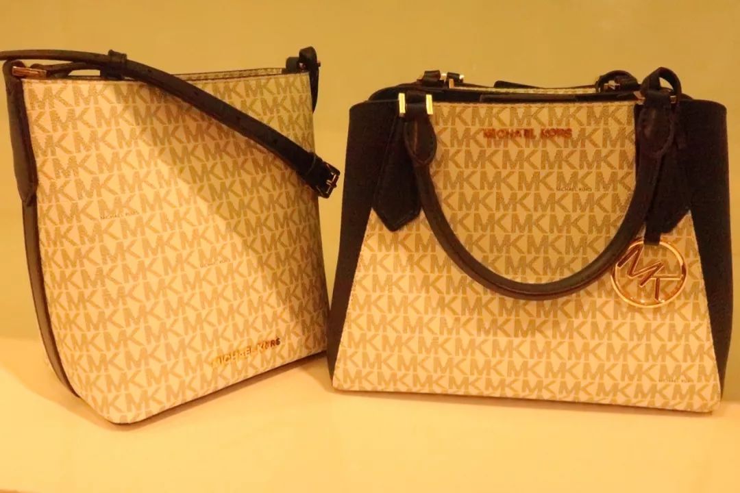 年轻姑娘霸占试衣间2小时，却只挑店里最丑的衣服试穿，还发朋友圈......