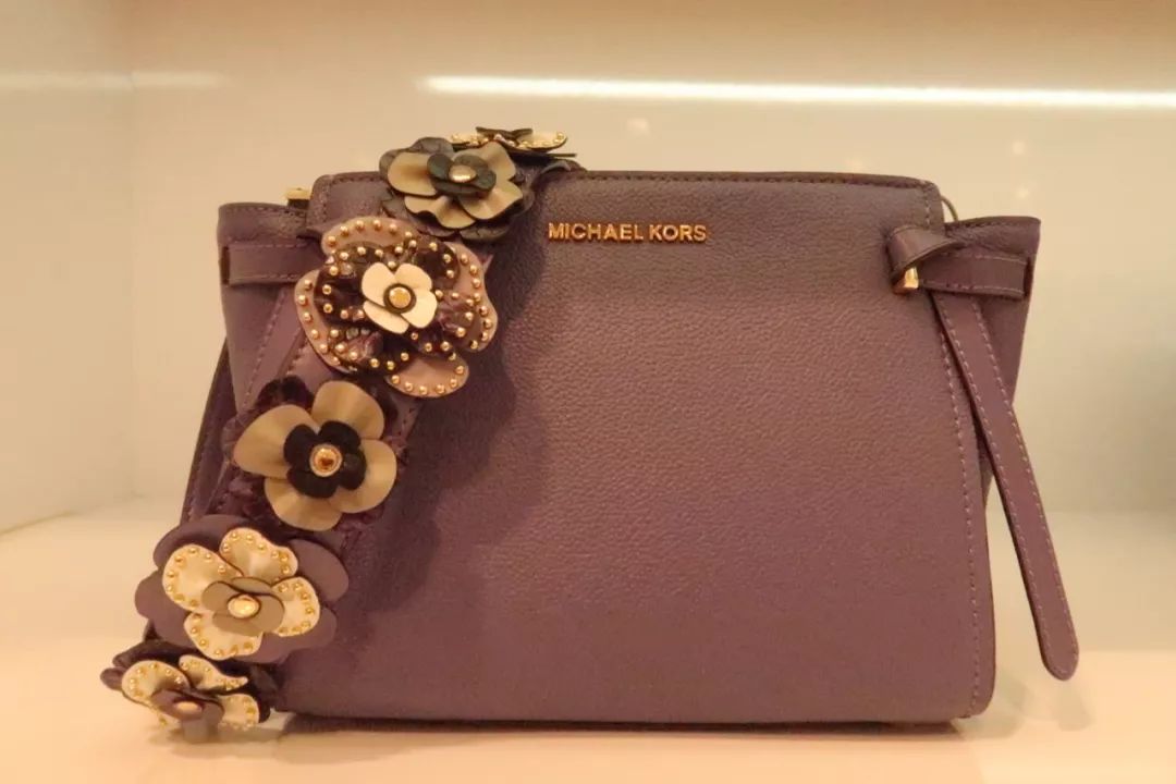 年轻姑娘霸占试衣间2小时，却只挑店里最丑的衣服试穿，还发朋友圈......