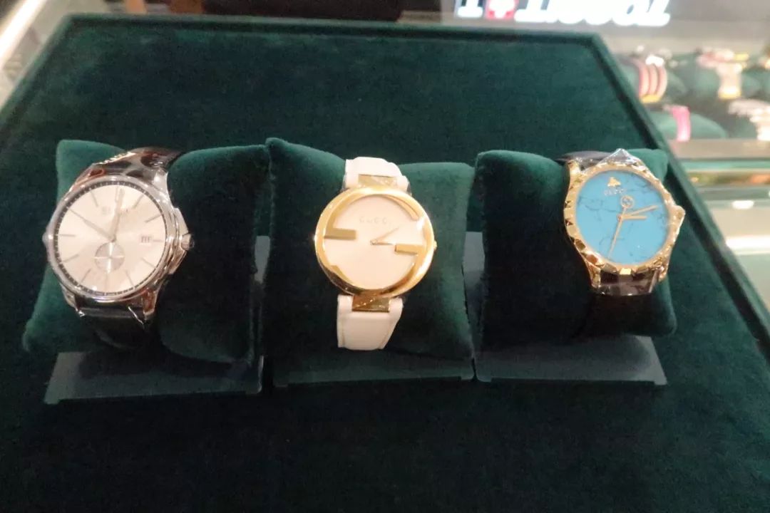 年轻姑娘霸占试衣间2小时，却只挑店里最丑的衣服试穿，还发朋友圈......