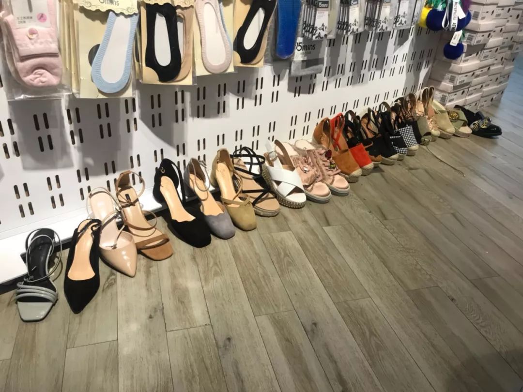 年轻姑娘霸占试衣间2小时，却只挑店里最丑的衣服试穿，还发朋友圈......