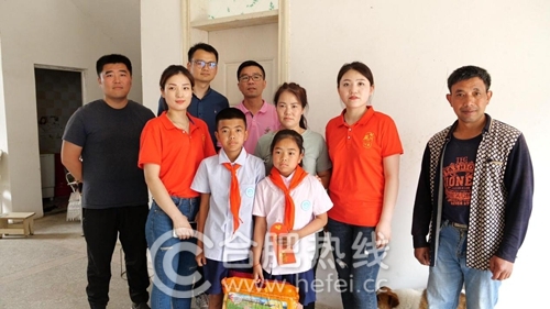 “公安·科教”公益助学行——爱心企业燕子食府走进利辛县永顺社区