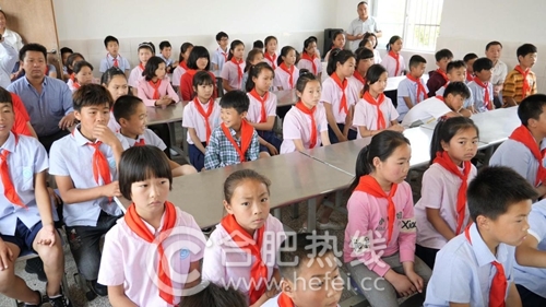 “公安·科教”公益助学行——爱心企业燕子食府走进利辛县永顺社区