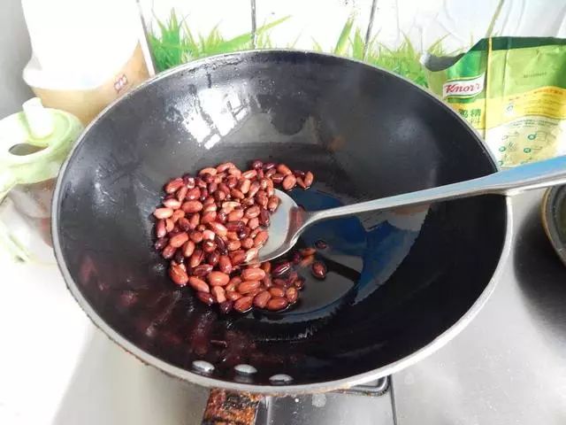 炒花生不要先放油又脆又香,炒花生前要浸水吗