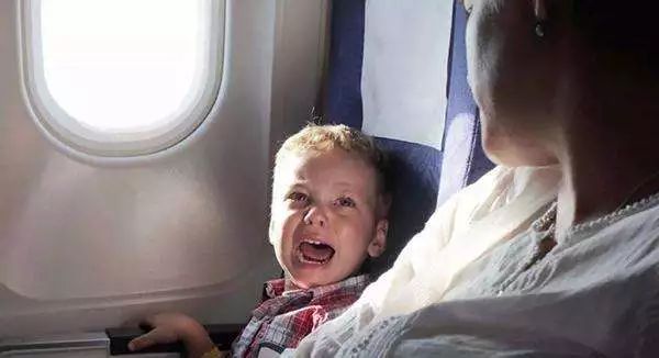 怎样缓解婴儿坐飞机的不适感,宝宝坐飞机有哪些注意事项