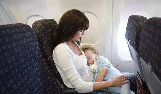 怎样缓解婴儿坐飞机的不适感,宝宝坐飞机有哪些注意事项