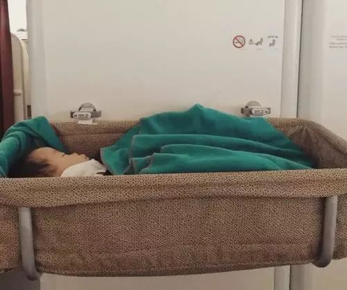 怎样缓解婴儿坐飞机的不适感,宝宝坐飞机有哪些注意事项