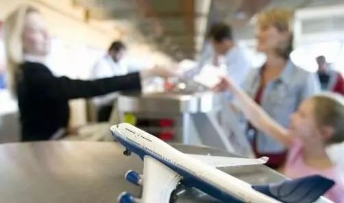 怎样缓解婴儿坐飞机的不适感,宝宝坐飞机有哪些注意事项