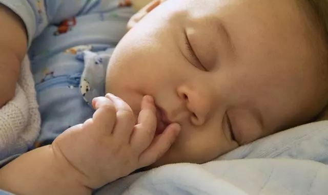 怎样缓解婴儿坐飞机的不适感,宝宝坐飞机有哪些注意事项