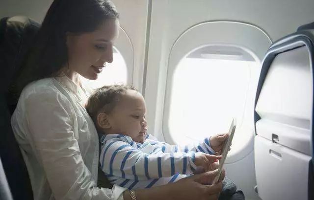 怎样缓解婴儿坐飞机的不适感,宝宝坐飞机有哪些注意事项