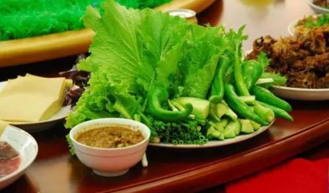 吃完这种菜,男子突然眼珠发黄,尿色如豆油!很多食物能吃出这个病,夏天千万注意...