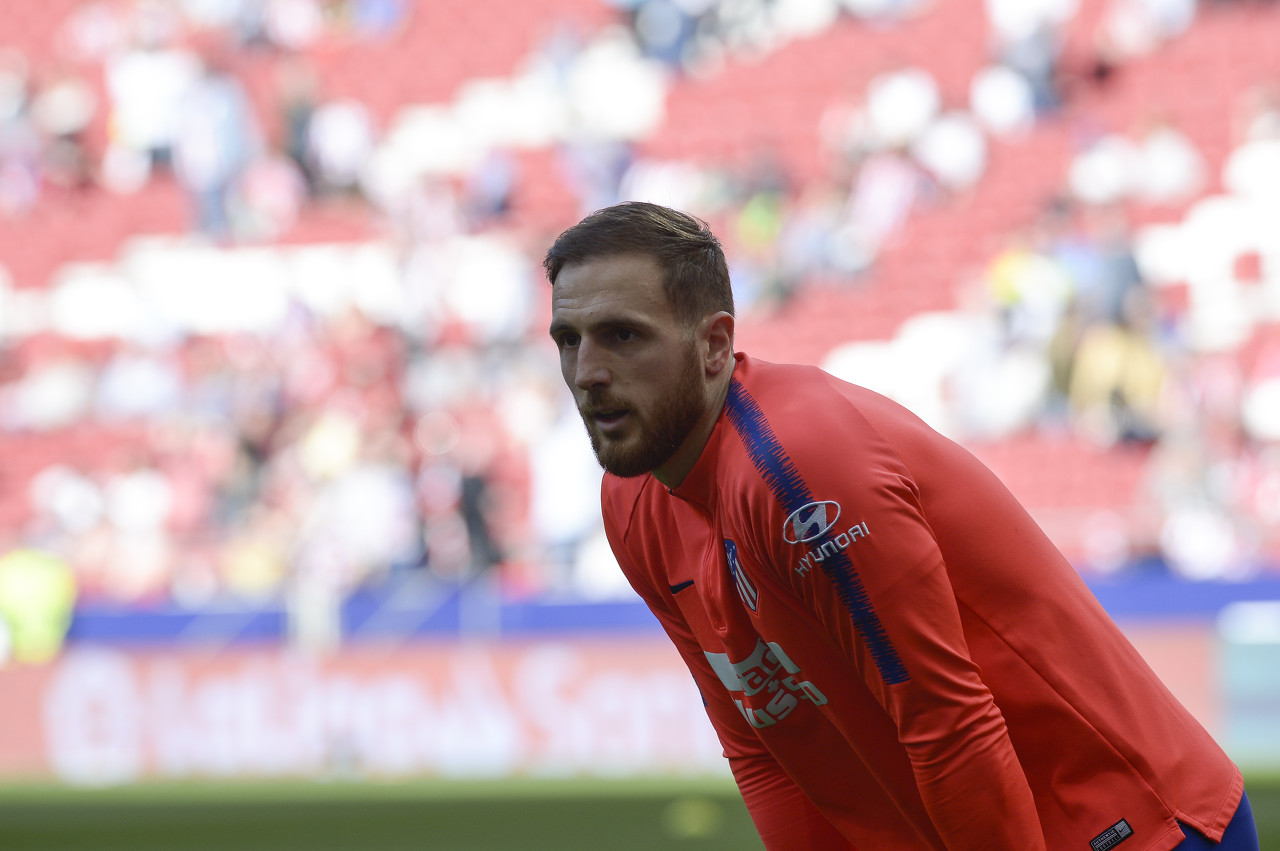 梅西奥布拉克任意球,奥布拉克把梅西c罗扑到怀疑人生