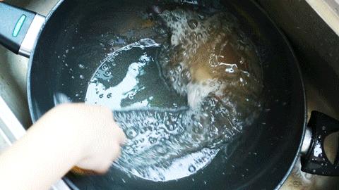 铁锅怎么养锅才不粘锅,熟铁锅怎么养才不粘锅