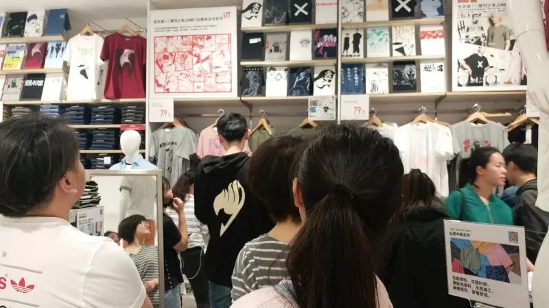 优衣库t恤哄抢,抢购衣服优衣库