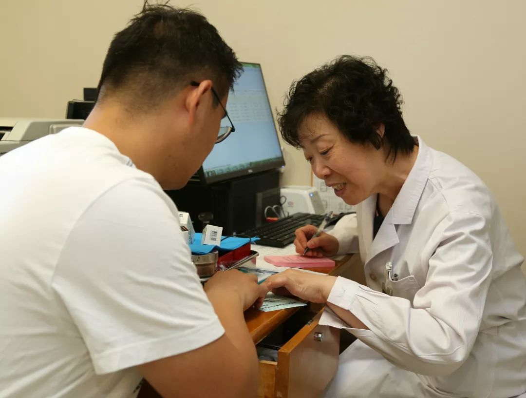 爱眼日保护眼睛宣传,爱眼日关爱眼睛保护视力