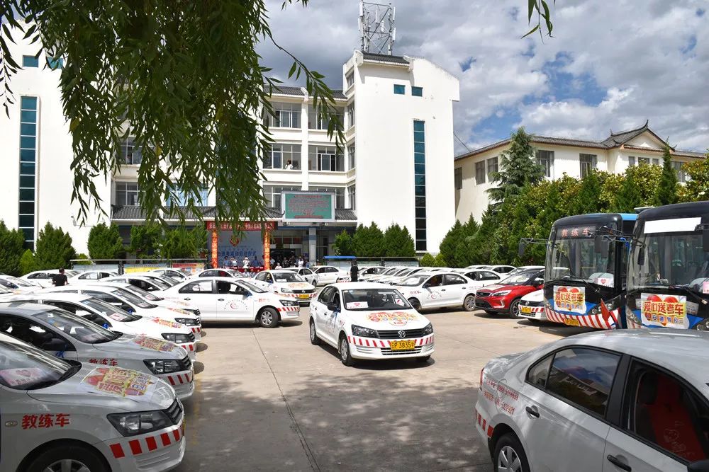 云南坚守17年爱心送考,丽江献爱心