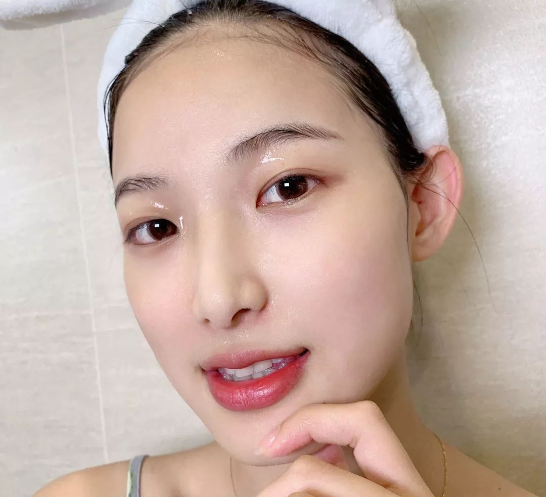 51岁“人间*物尤**”一夜爆红!看完她这张图,200w网友惊呼:我又恋爱了