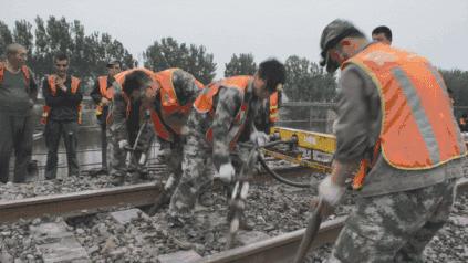 给高铁洗澡一共需要几步,给机车洗澡需要注意什么