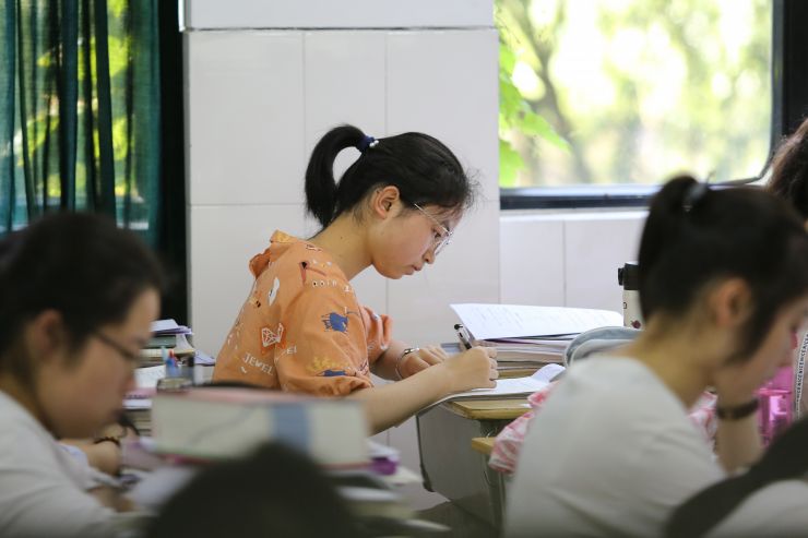 探访“高考工厂”旁边的陪读村：一所中学盘活一座小镇