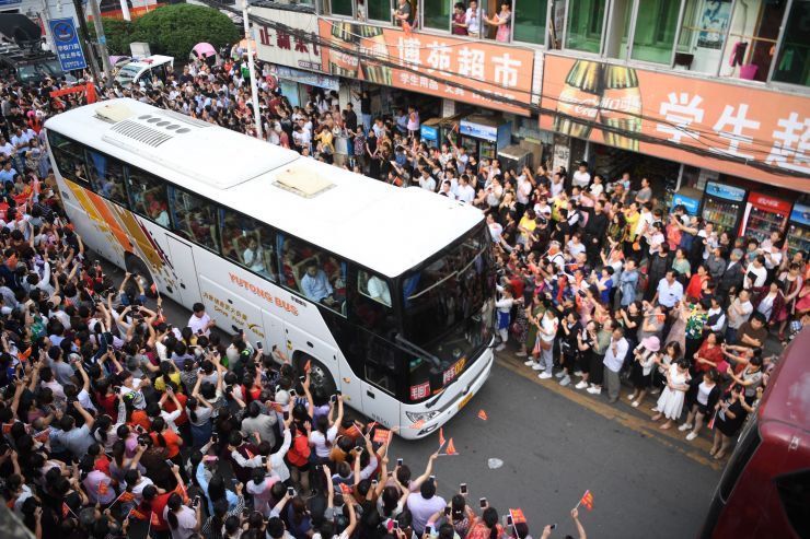 探访“高考工厂”旁边的陪读村：一所中学盘活一座小镇