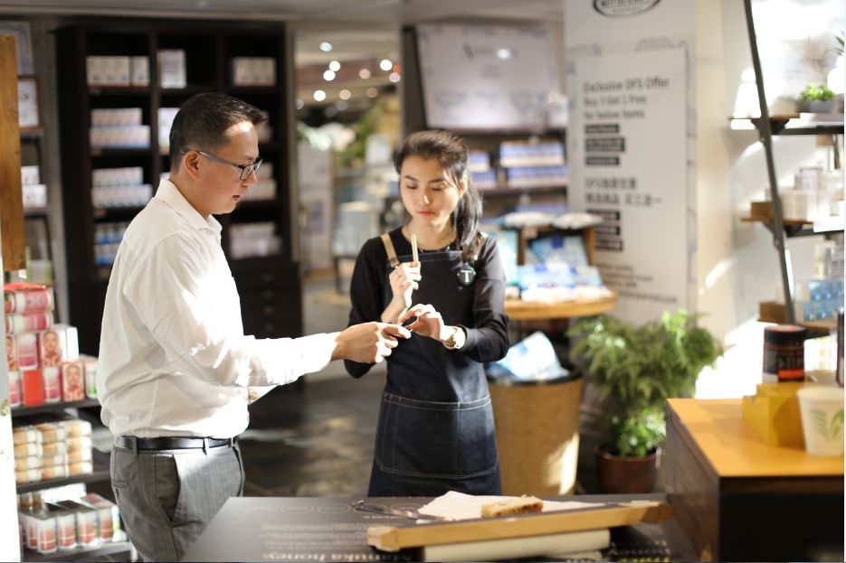 DFS给你讲最甜蜜的故事，试吃折扣还送礼，什么都不缺就缺你