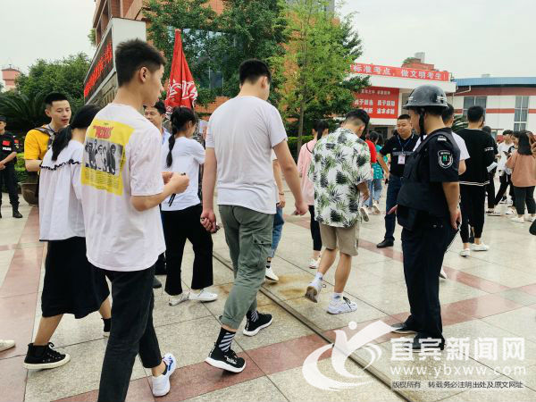 高考开考前老师送考,宜宾高考送考