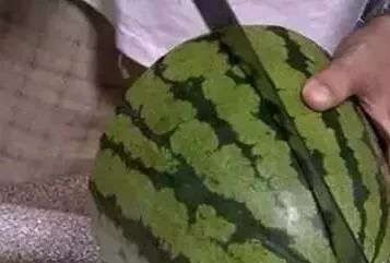 挑西瓜的小妙招你学会了吗,挑西瓜最甜的方法