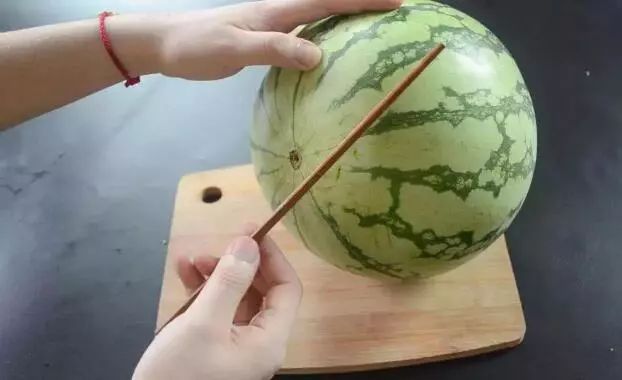 挑西瓜的小妙招你学会了吗,挑西瓜最甜的方法
