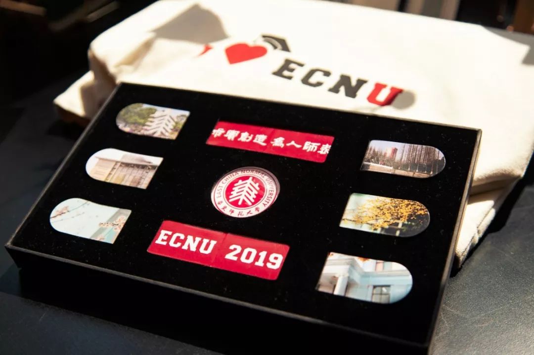 贵州一高校为毕业生定制纪念戒指,最硬核毕业送什么戒指