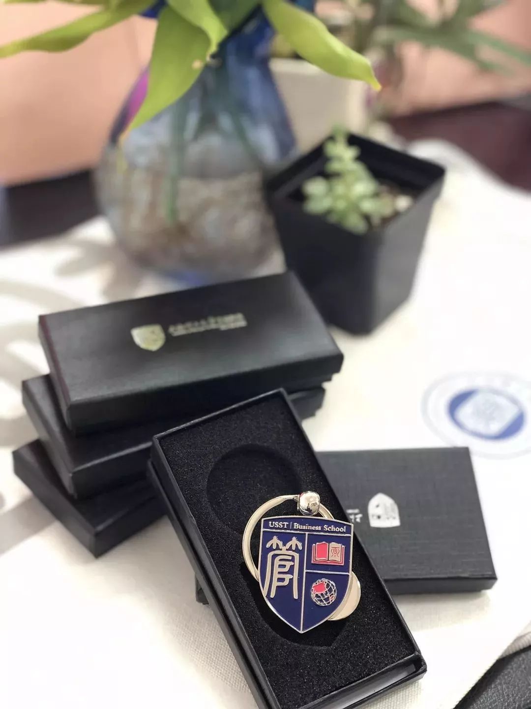 贵州一高校为毕业生定制纪念戒指,最硬核毕业送什么戒指