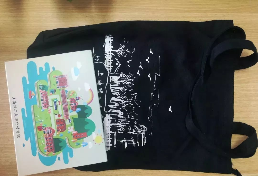 贵州一高校为毕业生定制纪念戒指,最硬核毕业送什么戒指