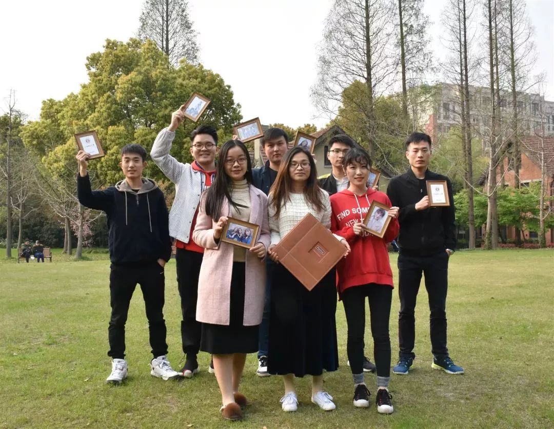 贵州一高校为毕业生定制纪念戒指,最硬核毕业送什么戒指