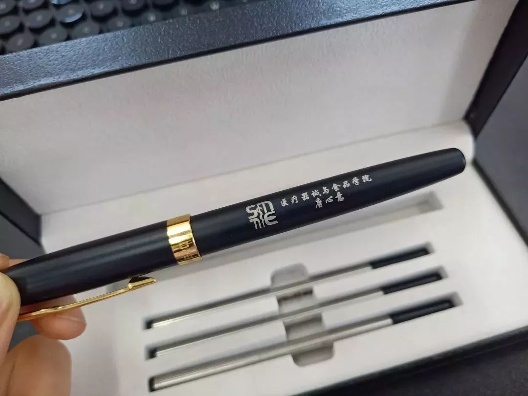 贵州一高校为毕业生定制纪念戒指,最硬核毕业送什么戒指