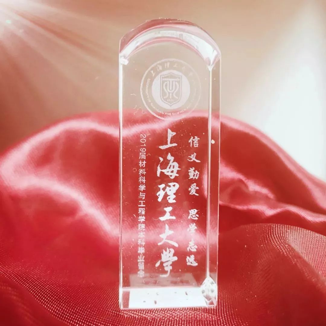 贵州一高校为毕业生定制纪念戒指,最硬核毕业送什么戒指